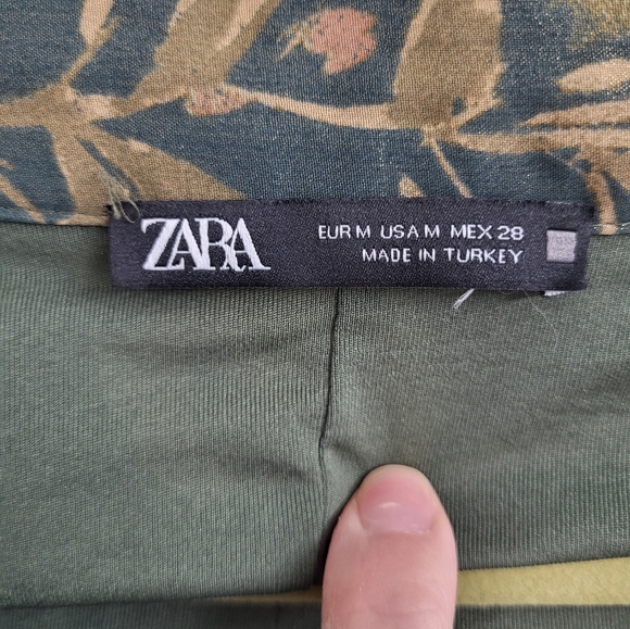 Zara Floral Pleaded Skirt Green Colour Foil Pattern Size Medeum - Picture 3 of 6